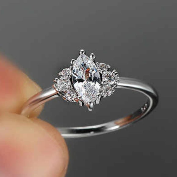 ✨NEW 18k White Gold Marquise Diamond Ring